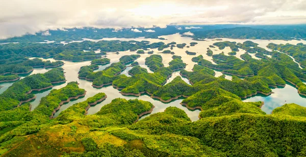 Ta Dung Gölü sabah yukarıdan görülebiliyor. Küçük adalarla birbiri ardına birçok yeşil ağaç muhteşem bir güzellik yaratıyor. Bu Dak Nong, Vietnam 'daki en büyük hidroelektrik gölü.