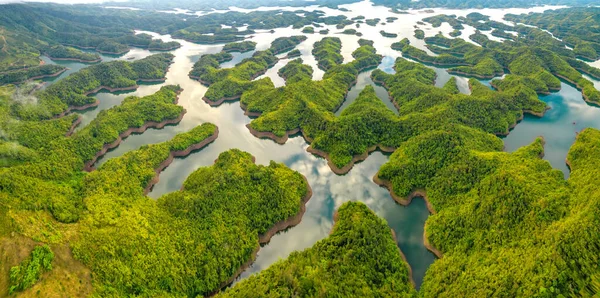 Ta Dung Gölü sabah yukarıdan görülebiliyor. Küçük adalarla birbiri ardına birçok yeşil ağaç muhteşem bir güzellik yaratıyor. Bu Dak Nong, Vietnam 'daki en büyük hidroelektrik gölü.