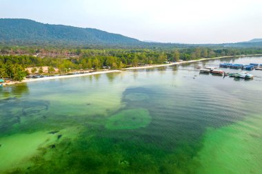 Phu Quoc Adası, Vietnam 'daki tropikal plajın havadan görünüşü. Birçok deniz yıldızının olduğu vahşi bir yer, Tayland Körfezi 'nde güzel bir sahil.