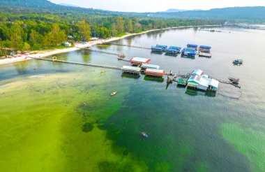 Phu Quoc Adası, Vietnam 'daki tropikal plajın havadan görünüşü. Birçok deniz yıldızının olduğu vahşi bir yer, Tayland Körfezi 'nde güzel bir sahil.