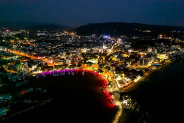 Gece görüşü Duong Dong kasabası, Phu Quoc, Vietnam, Tayland Körfezi 'nde kalabalık ve hareketli..