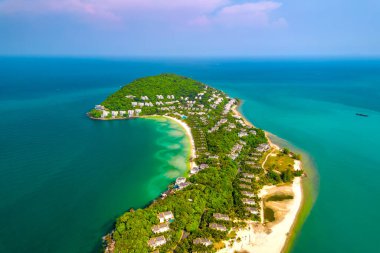 Okyanustaki küçük tropikal ada, birçok tatil köyü, Phu Quoc 'taki Ong Doi adası, Kien Giang, Vietnam