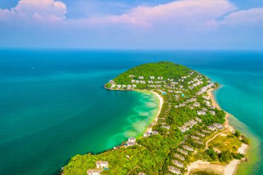 Okyanustaki küçük tropikal ada, birçok tatil köyü, Phu Quoc 'taki Ong Doi adası, Kien Giang, Vietnam