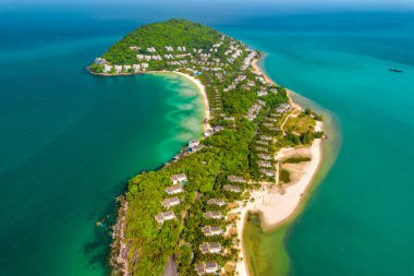 Okyanustaki küçük tropikal ada, birçok tatil köyü, Phu Quoc 'taki Ong Doi adası, Kien Giang, Vietnam