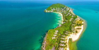 Okyanustaki küçük tropikal ada, birçok tatil köyü, Phu Quoc 'taki Ong Doi adası, Kien Giang, Vietnam