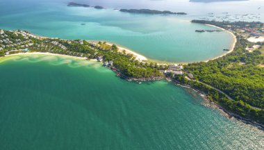 Okyanustaki küçük tropikal ada, birçok tatil köyü, Phu Quoc 'taki Ong Doi adası, Kien Giang, Vietnam