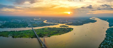Can Tho Köprüsü, Can Tho Şehri, Vietnam, hava manzaralı günbatımı gökyüzü. Tho Köprüsü, Vietnam, Mekong Delta 'da ünlü bir köprüdür..