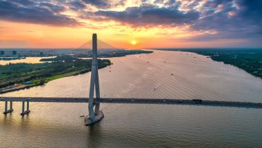 Can Tho Köprüsü, Can Tho Şehri, Vietnam, hava manzaralı günbatımı gökyüzü. Tho Köprüsü, Vietnam, Mekong Delta 'da ünlü bir köprüdür..