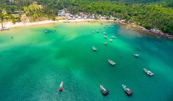 Thom Adası 'nın havadan görünüşü, Phu Quoc, Vietnam. Tayland Körfezi 'ndeki güzel tropikal mavi plaj