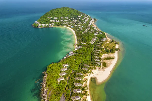 Okyanustaki küçük tropikal ada, birçok tatil köyü, Phu Quoc 'taki Ong Doi adası, Kien Giang, Vietnam