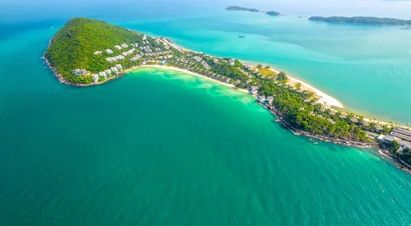 Okyanustaki küçük tropikal ada, birçok tatil köyü, Phu Quoc 'taki Ong Doi adası, Kien Giang, Vietnam