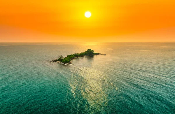 Letecký Pohled Opuštěný Ostrov Tyrkysové Vodě Pozadí Západu Slunce Thajském — Stock fotografie