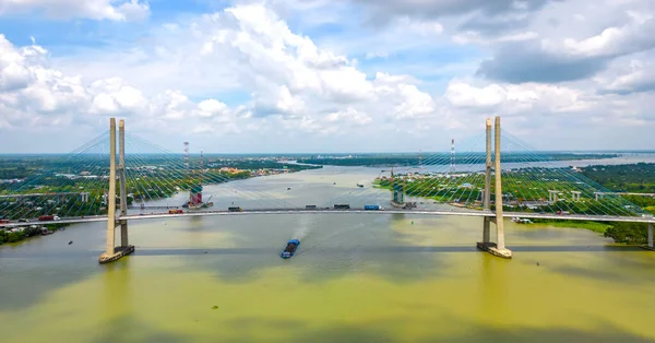 Thuan köprüm, Vinh Long şehri, Vietnam, hava manzaralı. Thuan köprüm Mekong Delta, Vietnam 'da ünlü bir köprüdür..