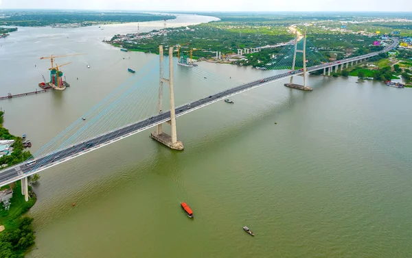 Thuan köprüm, Vinh Long şehri, Vietnam, hava manzaralı. Thuan köprüm Mekong Delta, Vietnam 'da ünlü bir köprüdür..