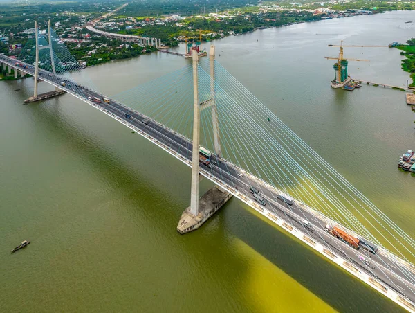 Thuan köprüm, Vinh Long şehri, Vietnam, hava manzaralı. Thuan köprüm Mekong Delta, Vietnam 'da ünlü bir köprüdür..
