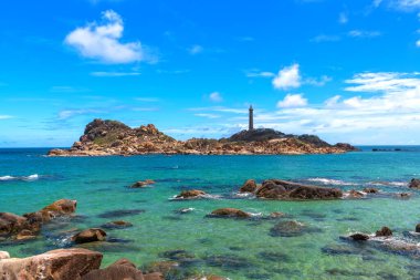 Ke Ga deniz feneri kıyıya yakın bir adada yer almaktadır. Bu deniz feneri, Vietnam 'ın orta sularındaki suya rehberlik etmek için Fransız döneminde inşa edilmiştir..