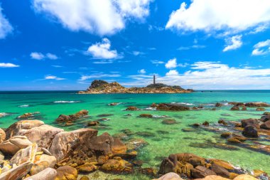 Ke Ga deniz feneri kıyıya yakın bir adada yer almaktadır. Bu deniz feneri, Vietnam 'ın orta sularındaki suya rehberlik etmek için Fransız döneminde inşa edilmiştir..