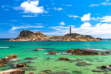 Ke Ga deniz feneri kıyıya yakın bir adada yer almaktadır. Bu deniz feneri, Vietnam 'ın orta sularındaki suya rehberlik etmek için Fransız döneminde inşa edilmiştir..