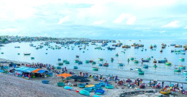 Mui Ne balık pazarı, Vietnam 'ın orta bölgelerine deniz ürünleri almak ve satmak için kıyı balıkçılığı yapan bir köyün sabah pazarı.