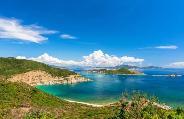 Nha Trang Körfezi yaz günleri deniz mavisi, serin, ılıman iklimi ile, birçok güzel körfezi tanıdı ulusal manzaralı Vietnam, yağışlı mevsim geldiğinde tekneler fırtınadan uzak durur..