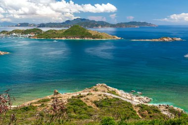 Nha Trang Körfezi yaz günleri deniz mavisi, serin, ılıman iklimi ile, birçok güzel körfezi tanıdı ulusal manzaralı Vietnam, yağışlı mevsim geldiğinde tekneler fırtınadan uzak durur..