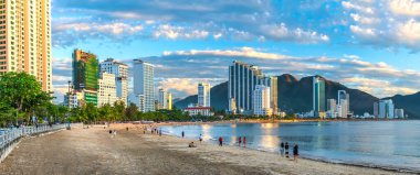 Nha Trang, Vietnam - 29 Mart 2022: Sahil şehri Nha Trang, güzel kıyı şeridi. Burası Vietnam 'ın ortasında dinlenmek isteyen bir şehir.