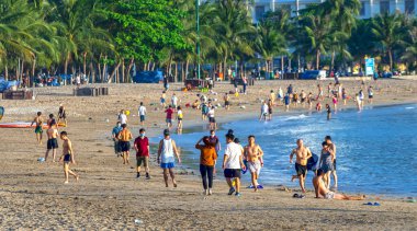 Nha Trang, Vietnam - 29 Mart 2022: Sahil şehri Nha Trang, güzel kıyı şeridi. Burası Vietnam 'ın ortasında dinlenmek isteyen bir şehir.