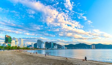 Nha Trang, Vietnam - 29 Mart 2022: Sahil şehri Nha Trang, güzel kıyı şeridi. Burası Vietnam 'ın ortasında dinlenmek isteyen bir şehir.