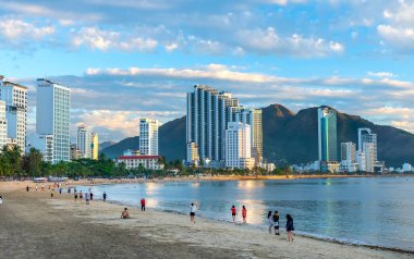 Nha Trang, Vietnam - 29 Mart 2022: Sahil şehri Nha Trang, güzel kıyı şeridi. Burası Vietnam 'ın ortasında dinlenmek isteyen bir şehir.