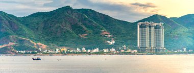 Sahil kenti Nha Trang sabah yukarıdan görüldü, güzel kıyı şeridi. Burası Vietnam 'ın ortasında dinlenmek isteyen bir şehir.