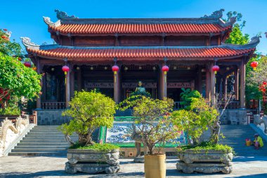 Nha Trang, Vietnam - 29 Mart 2022: Long Son yaz sabahı, Nha Trang, Vietnam 'daki antik Budist ruhani tapınağı