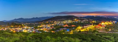 Vadideki sabah manzarası sisle kaplanmış şekilde uykuya dalmak çok bulanık, çok güzel ve huzur verici.