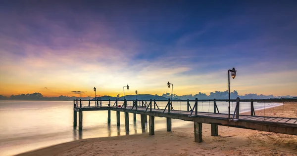 Wschód Słońca Drewnianym Molo Plaży Miejskiej Nha Trang Wietnam Letni — Zdjęcie stockowe