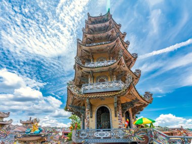 Da Lat, Vietnam - 29 Mart 2022: Linh Phuoc Pagoda milyonlarca parçadan oluşan muazzam sütunlarla birleşik şekiller oluşturdu, Da Lat, Vietnam 'da benzersiz güzel desenler