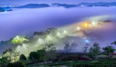 Vadideki akşam manzarası sisle kaplanarak uykuya dalmak çok bulanık, çok güzel ve huzur verici.