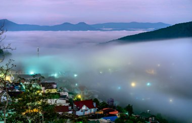 Vadideki akşam manzarası sisle kaplanarak uykuya dalmak çok bulanık, çok güzel ve huzur verici.