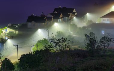 Vadideki akşam manzarası sisle kaplanarak uykuya dalmak çok bulanık, çok güzel ve huzur verici.