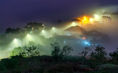 Vadideki akşam manzarası sisle kaplanarak uykuya dalmak çok bulanık, çok güzel ve huzur verici.
