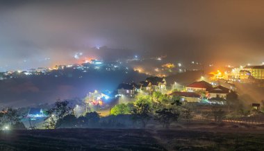 Vadideki akşam manzarası sisle kaplanarak uykuya dalmak çok bulanık, çok güzel ve huzur verici.