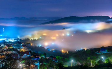 Vadideki akşam manzarası sisle kaplanarak uykuya dalmak çok bulanık, çok güzel ve huzur verici.