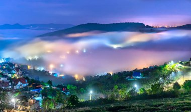 Vadideki akşam manzarası sisle kaplanarak uykuya dalmak çok bulanık, çok güzel ve huzur verici.