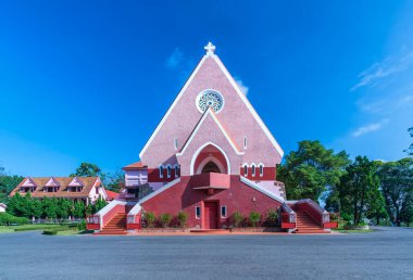Da Lat, Vietnam - 29 Mart 2022: Bir sabah Domaine De Marie Kilisesi 'nin dışındaki hava manzarası. Eski Fransız mimarisi, kilise cemaatini hafta sonu Da Lat, Vietnam 'da barış için dua etmeye çeker.