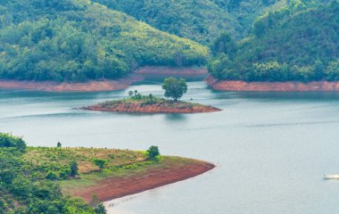 Ta Dung Gölü yukarıdan görülebiliyor. Huzurlu bir gündoğumu arka planı var. Bu Vietnam 'ın Orta İskoçya' sında büyük bir hidroelektrik gölüdür.