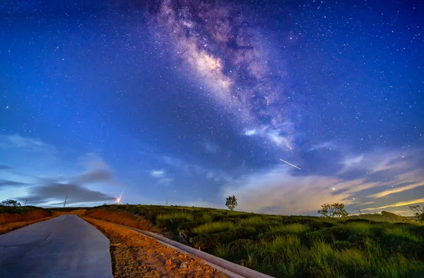 Paisagem Noturna Com Láctea Céu Nas Terras Altas Rurais — Fotografia de Stock