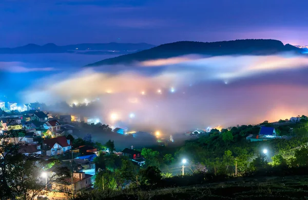 Die Abendlandschaft Tal Schläft Bei Nebel Ein Und Ist Verschwommen — Stockfoto