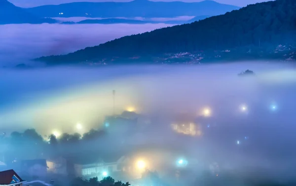 Paisaje Nocturno Valle Que Duerme Con Niebla Cubierta Tan Borroso —  Fotos de Stock