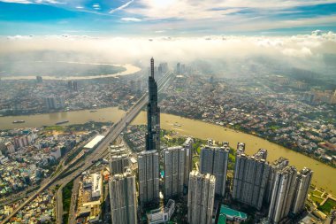 Ho Chi Minh şehri, Vietnam - 1 Haziran 2022: Ho Chi Minh City, Vietnam 'da ekonomik gelişmeyi gösteren gökdelen mimarili nehir kenarı kentsel alanı