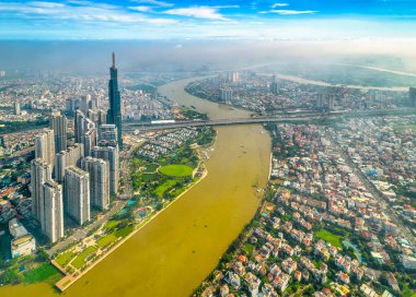 Ho Chi Minh şehri, Vietnam - 1 Haziran 2022: Ho Chi Minh City, Vietnam 'da ekonomik gelişmeyi gösteren gökdelen mimarili nehir kenarı kentsel alanı