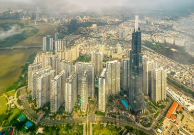 Ho Chi Minh şehri, Vietnam - 1 Haziran 2022: Ho Chi Minh City, Vietnam 'da ekonomik gelişmeyi gösteren gökdelen mimarili nehir kenarı kentsel alanı