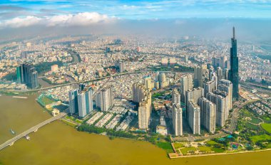 Ho Chi Minh şehri, Vietnam - 1 Haziran 2022: Ho Chi Minh City, Vietnam 'da ekonomik gelişmeyi gösteren gökdelen mimarili nehir kenarı kentsel alanı